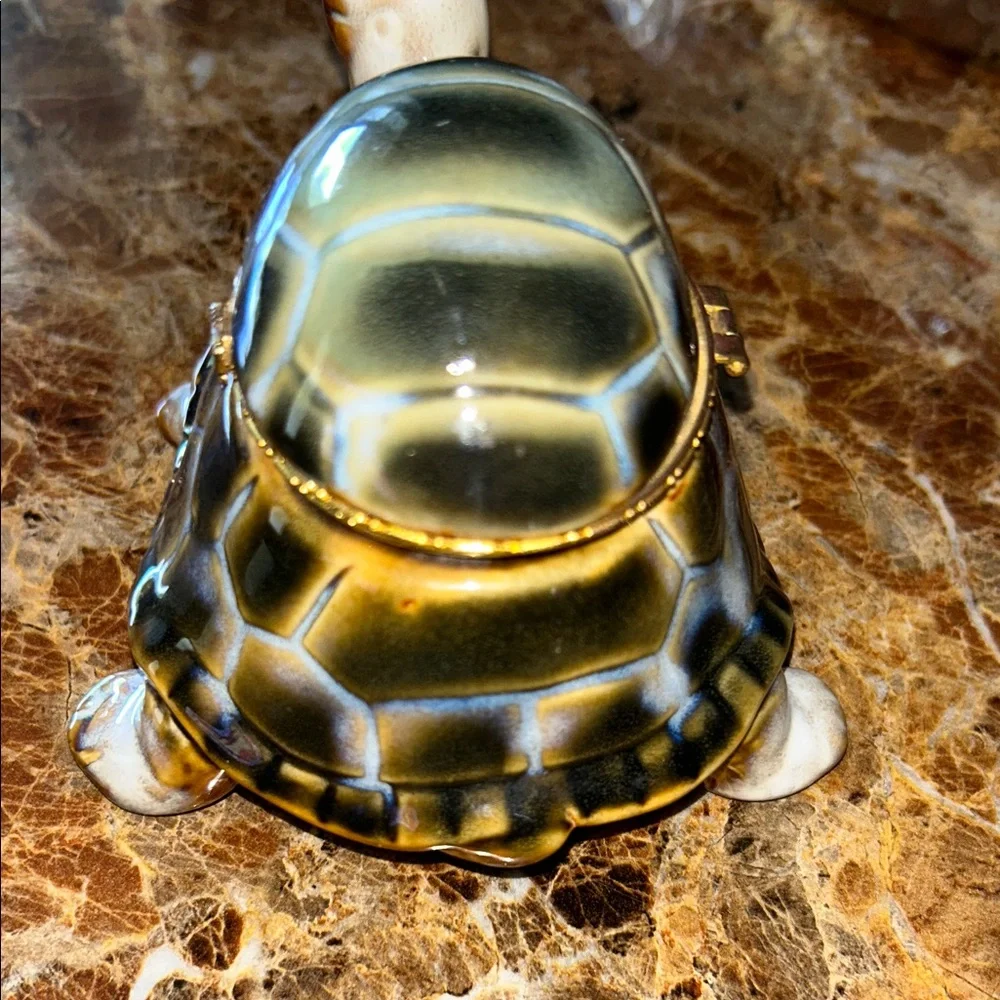 Vintage Ceramic Turtle Trinket Box.3.5 tall